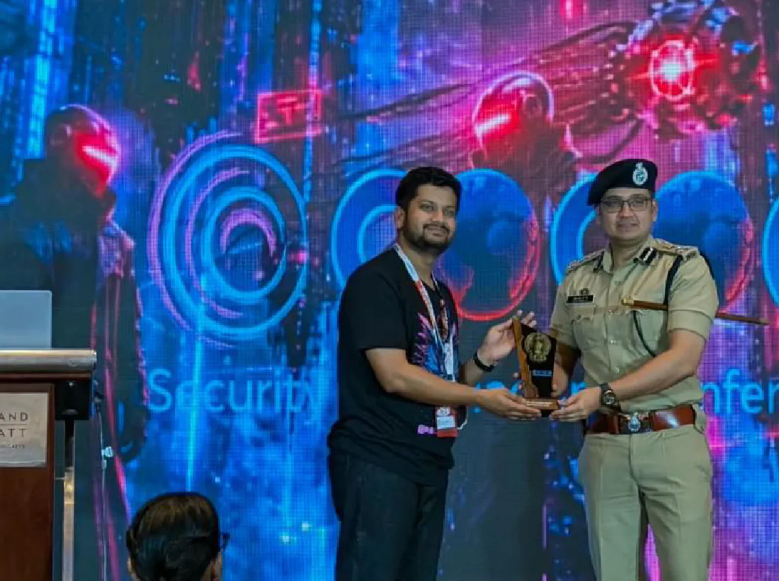 Kumar Ashwin on stage at c0c0n 2026